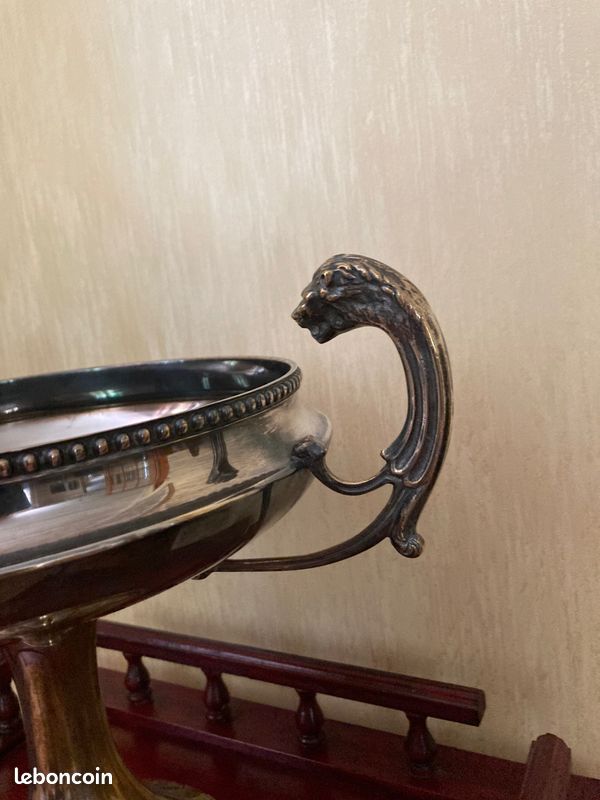 Elégante coupe en métal argenté à motifs classiques (image 2)
