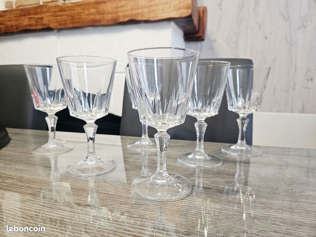Service de 6 verres à eau en cristal d'Arques modèle lilas Haut. 18 cm Service de 6 verres à eau en cristal d'Arques modèle lilas Haut. 18 cm