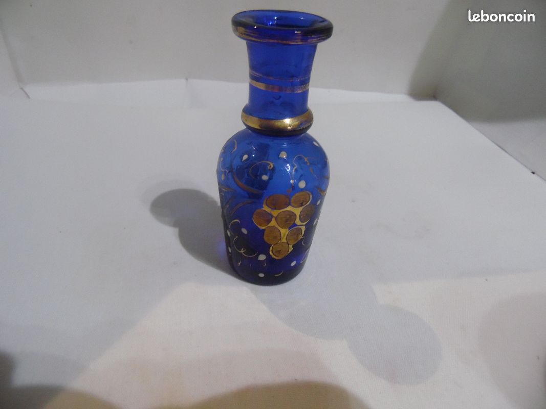 Flacon de parfum ancien en verre soufflé épais (image 1)