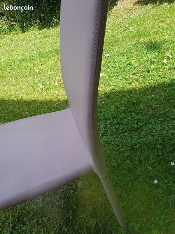 Chaise simili cuir gris (image 2)
