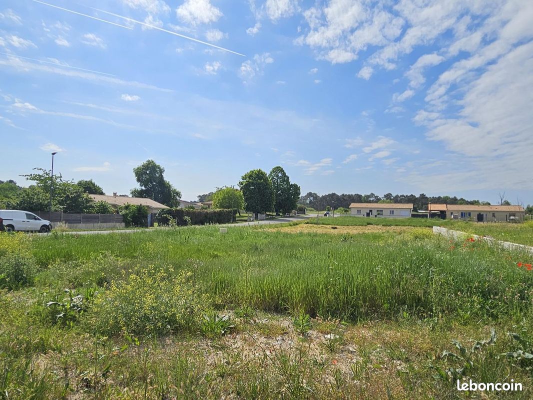 Terrain à bâtir de 576 m² à MARTILLAC (33) · 189 000 €