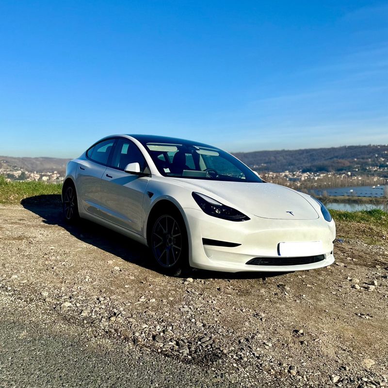 Tesla Model 3 + Matelas gonflable + Chargeur téléphone au volant