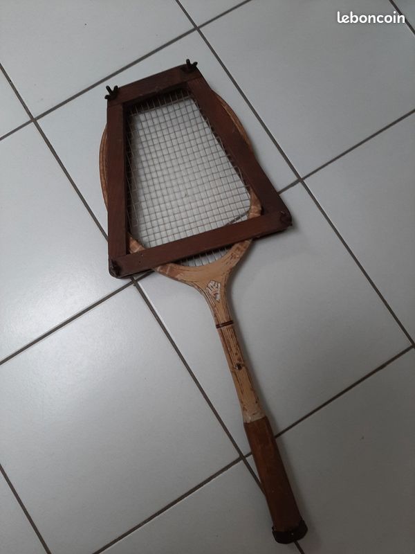 ANCIENNE RAQUETTE DE TENNIS AVEC SA PRESSE EN BOIS VINTAGE THEO REMY