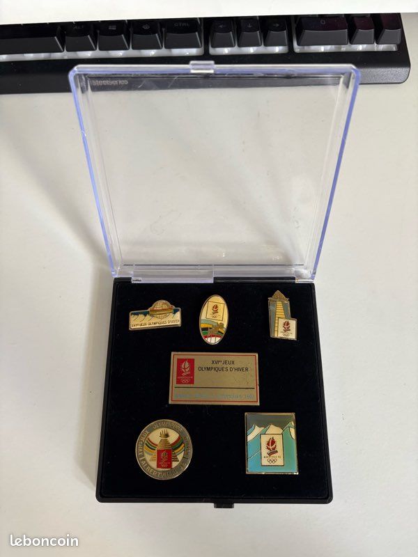 Pin’s JO Albertville 92 – Délégation U.S.A. / États-Unis – Édition Officielle Jeux Olympiques D’hiver