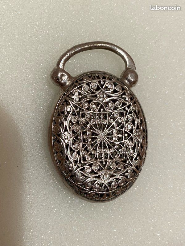 Médaillon Pendentif Art Déco Années 1930 En Métal Argenté Avec Marcassite Et Initiales JG - Occasion