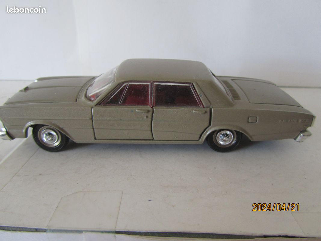 Ford Galaxie 500 bordeaux Dinky-Toys (Edition Atlas