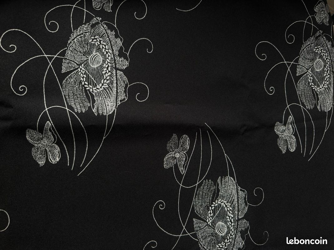 Coupon de Tissu crêpe noir imprimé fleurs blanches 145*126 cm (image 1)