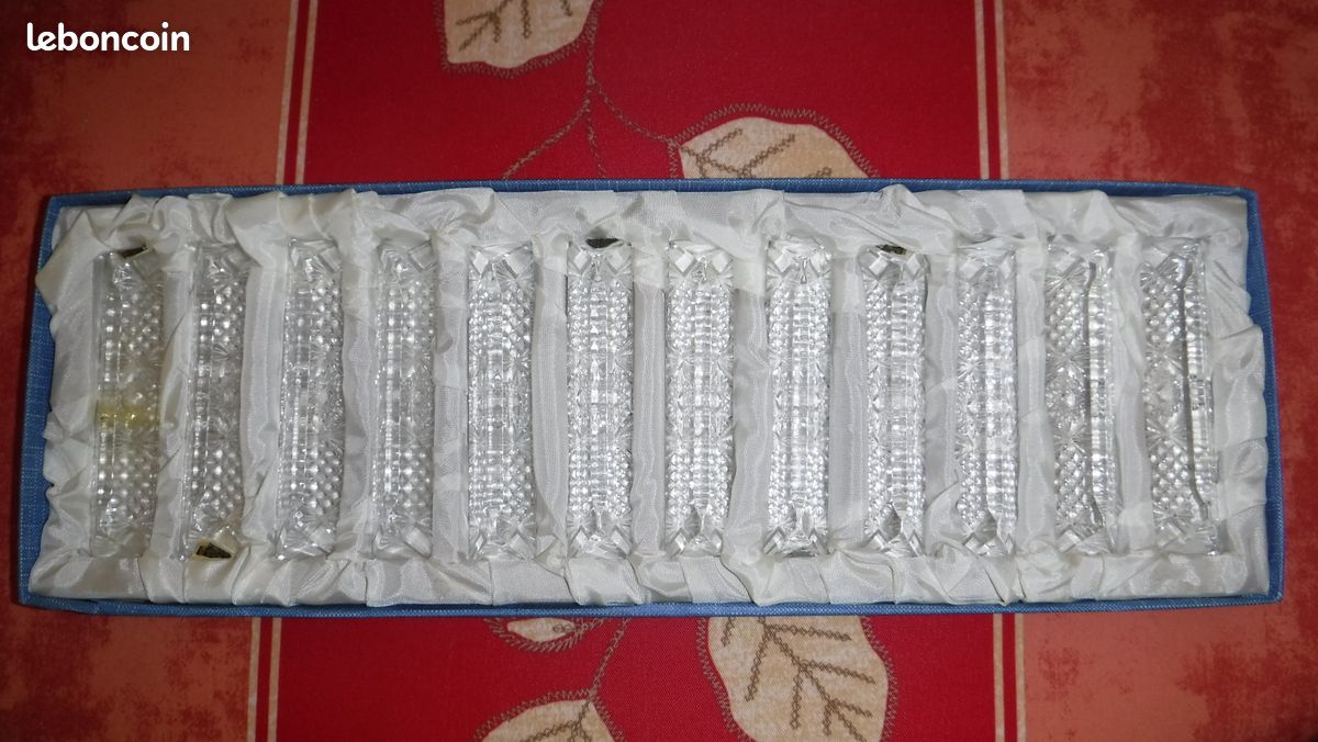 Boîte de 12 Portes Couteaux en cristal au plomb 24% PbO d'Oxyde de plomb soufflé à la bouche et taillé à la main. 1 Porte Couteau a cassé et a été recollé (image 3)