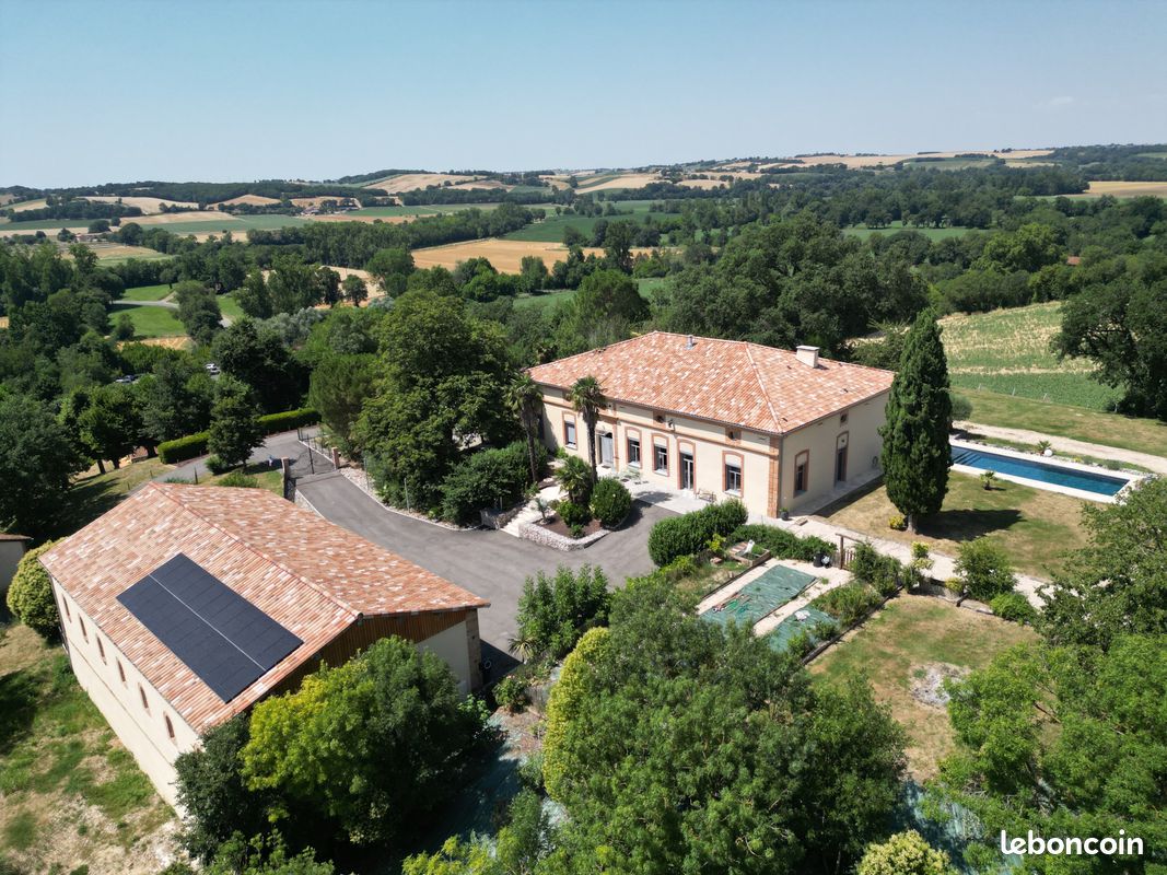 Maison 15 pièces 323 m² · à L'Isle-Jourdain · 323 m² · 1 345 000 €