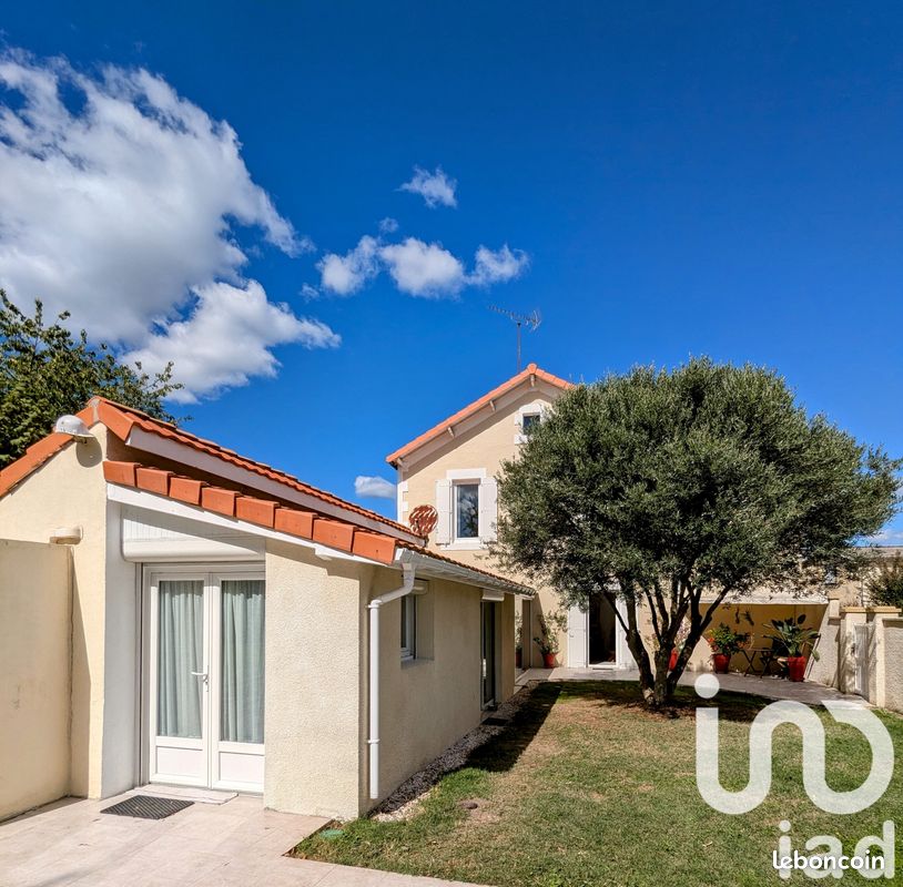 Maison 6 pièces 210 m² · à Saint-Seurin-sur-l'Isle · 210 m² · 294 000 €