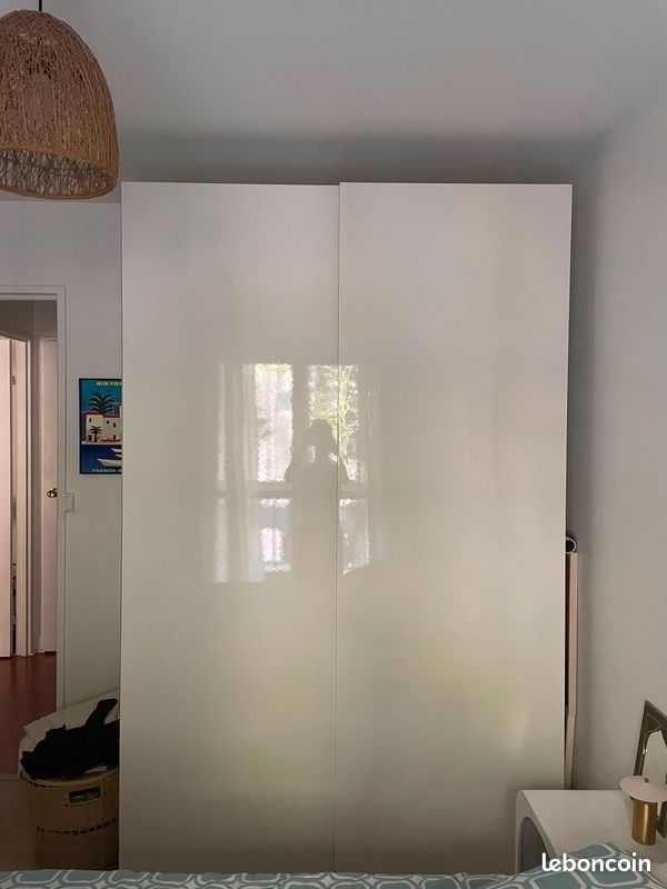 Armoire IKEA PAX 150 cm L x 236 cm H – portes coulissantes blanc brillant – 700 (image 1)