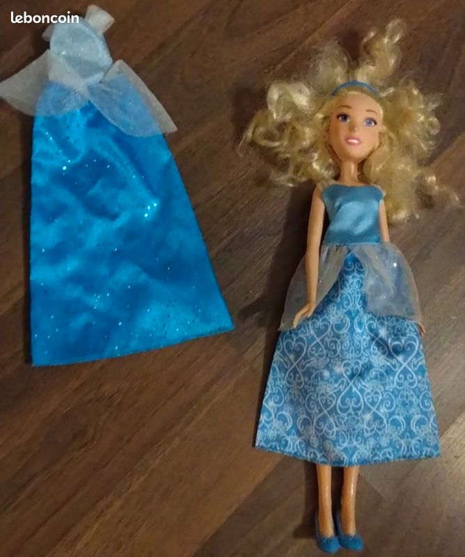 4 poupées + vêtements (image 9)