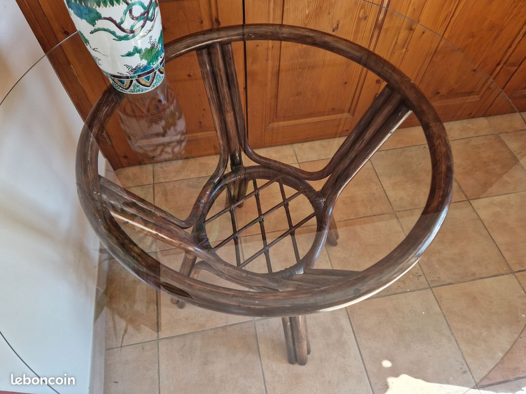 Table en verre et pied en rotin (image 1)