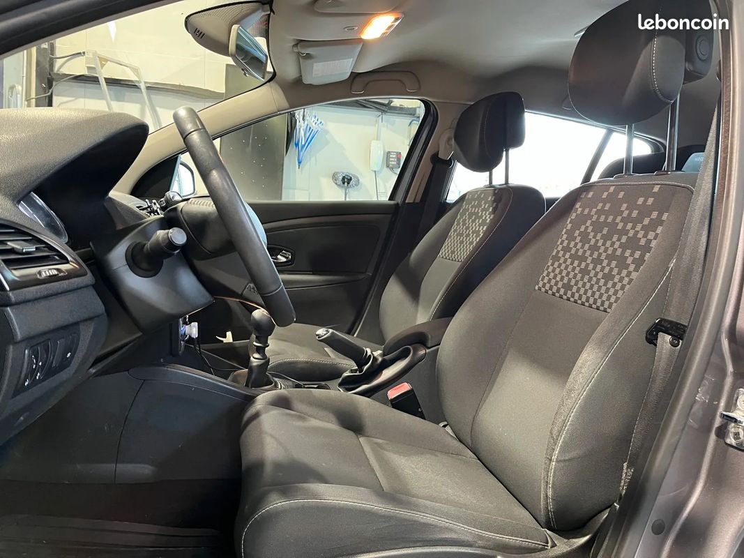 RENAULT Megane 1.2 115ch Limited - 2012 - 48 500 km - Faible kilométrage (image 8)