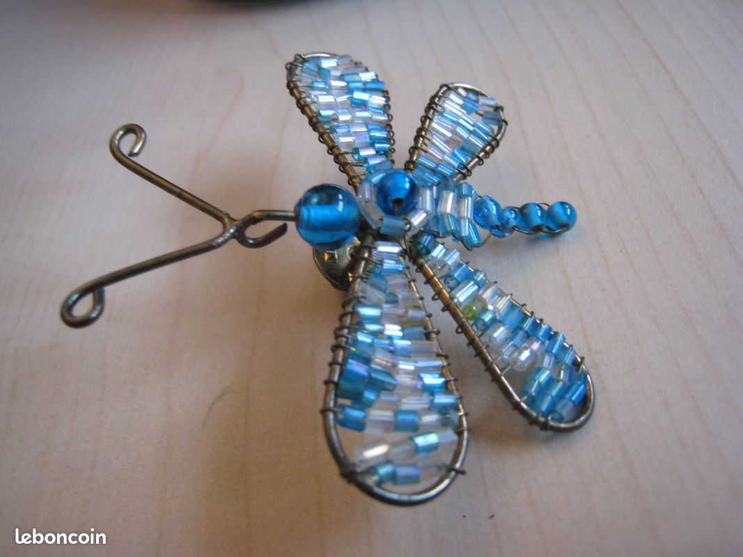 Broche Fantaisie Or Avec Perles Bleues - Occasion En Très Bon état