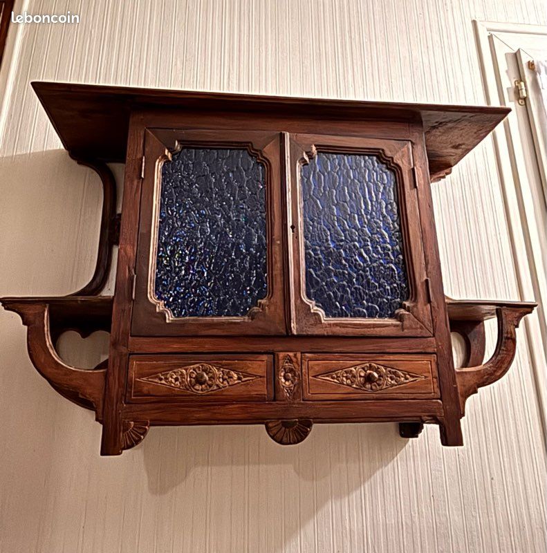 Meuble mural ancien en bois sculpté – vitrine avec étagères (image 1)