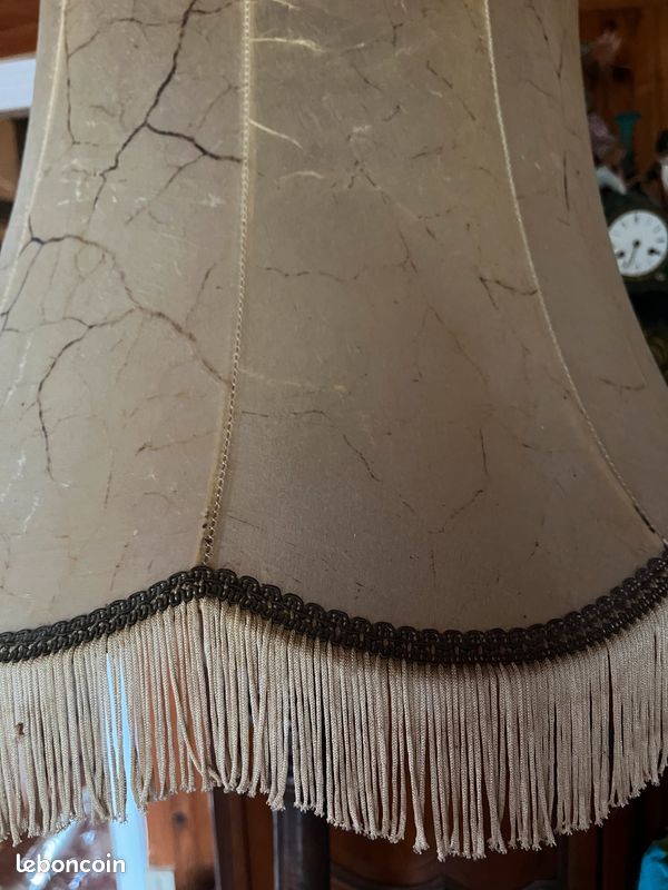 Lampadaire ancien en bois sculpté – Abat-jour à franges (image 2)