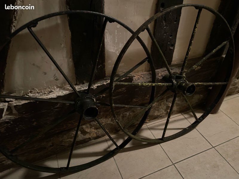 Ancienne paire de roues de charrette diligence en métal (image 7)