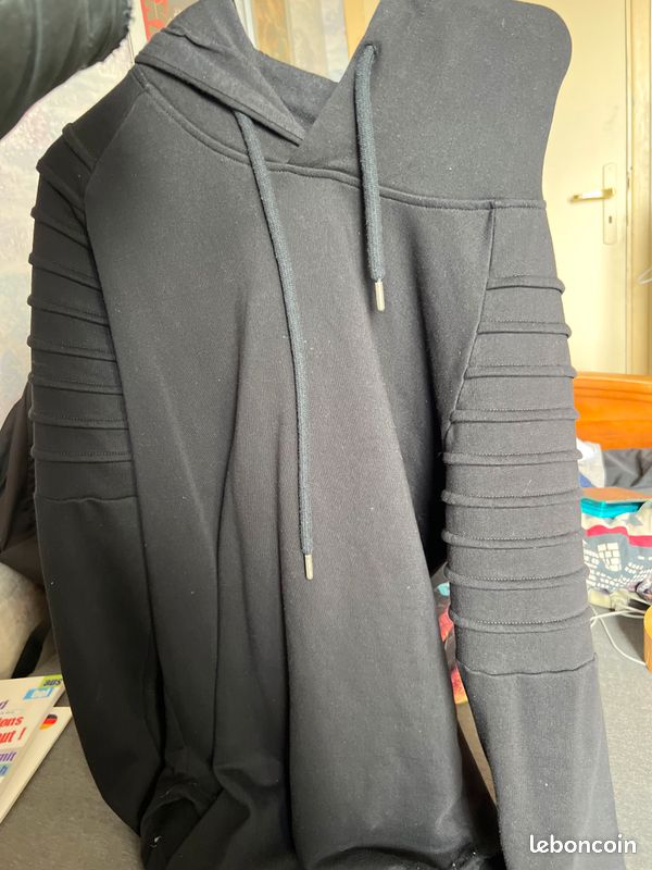 Veste noir à capuche (image 1)