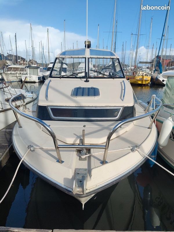 Bateau moteur (image 1)