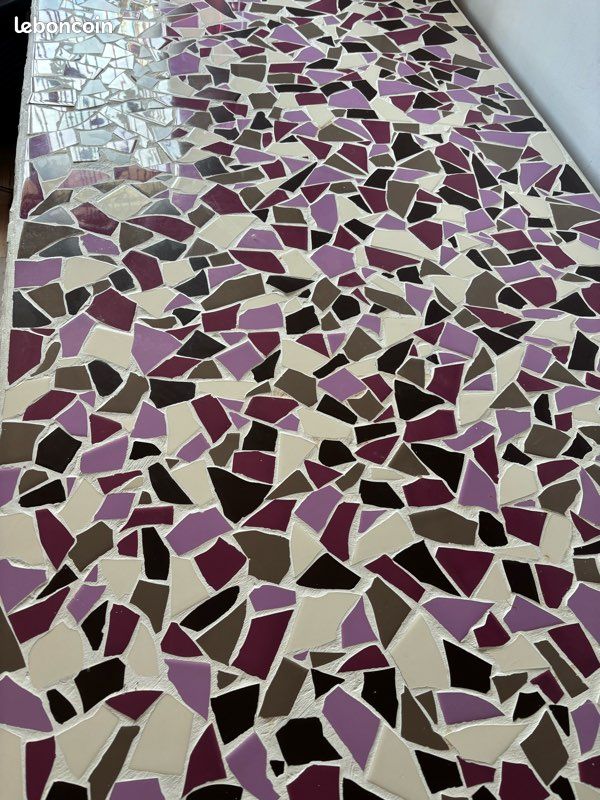 Table en bois et mosaïque (image 2)