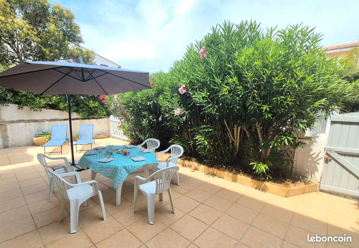 Appartement plein pied avec grande cour privative végétalisée au calme et au centre des Saintes (image 1)