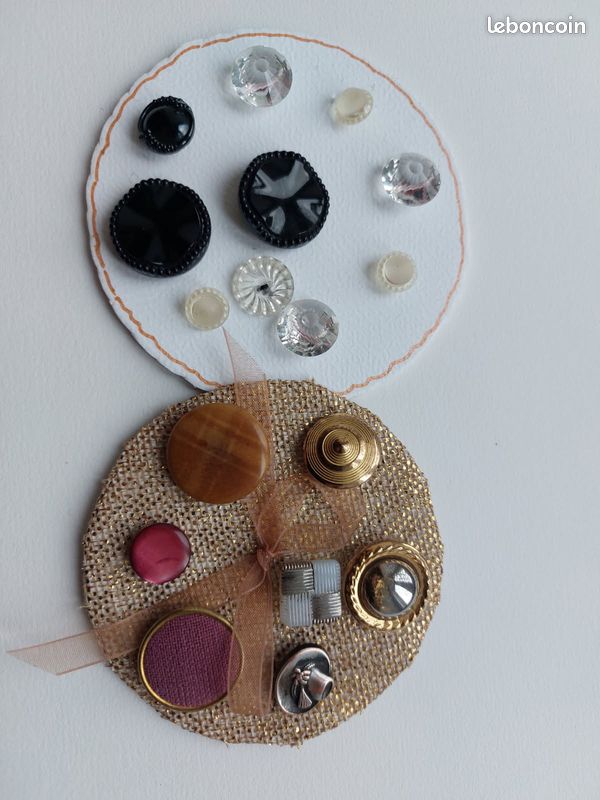 Lot De 17 Boutons Anciens En Bakélite - Assortiment De Couleurs Et Formes - Bon état, Jamais Utilisés