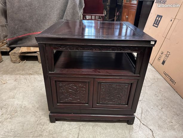 Table d'appoint chinoise du début du XXe siècle avec tablier sculpté et plateau en rotin tressé