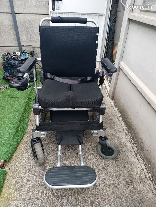 Fauteuil roulant électrique (image 1)