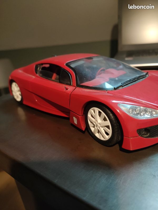 BURAGO 1/18 PEUGEOT 907 Concept Car EUR 39,00 - FR