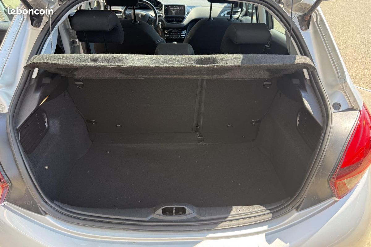 PEUGEOT 208 1.2i - 82 Allure (image 26)