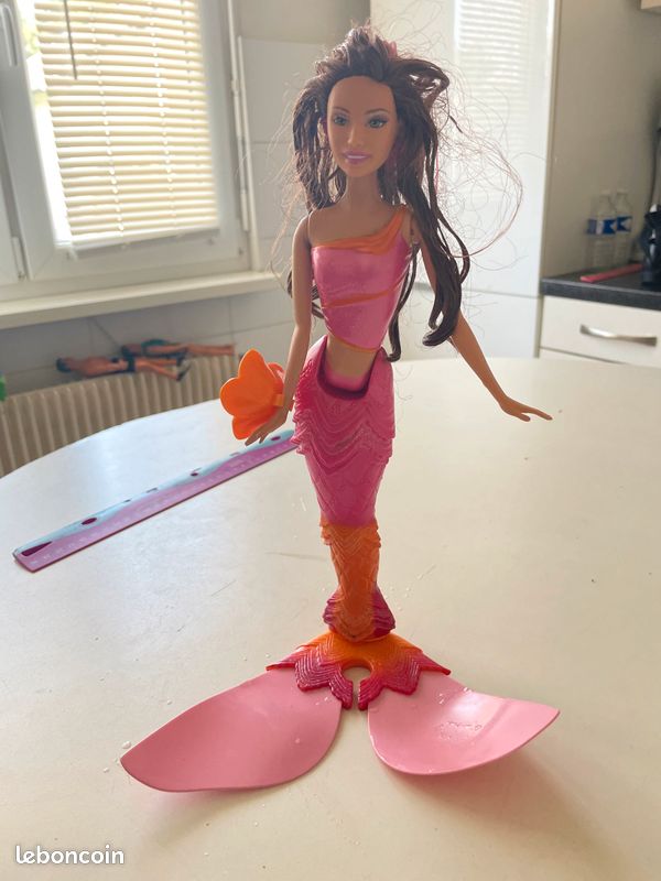 Barbie, sirène qui nage toute seule (image 7)