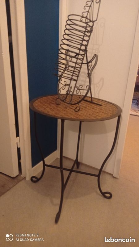 Table d'appoint en fer forgé et osier (image 2)