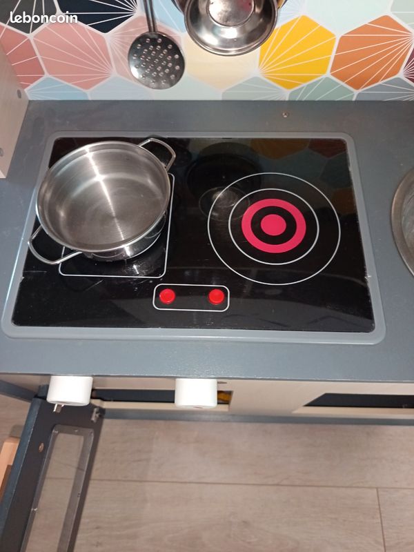 Cuisine en bois avec dînette (image 3)