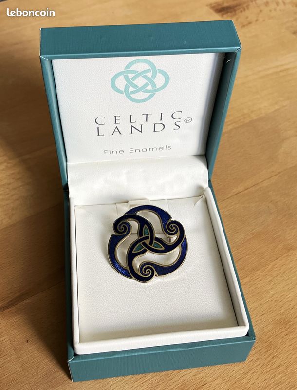Broche Fantaisie Émaillée Ronde Motif Triskel Coloré - 11 Grammes - Occasion
