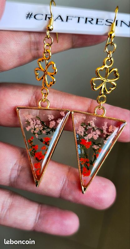Boucles d'Oreilles Triangle en Résine et Fleurs Séchées - Finition Dorée - Bijou Floral Géométrique Fait Main - Style Bohème et Nature (image 10)