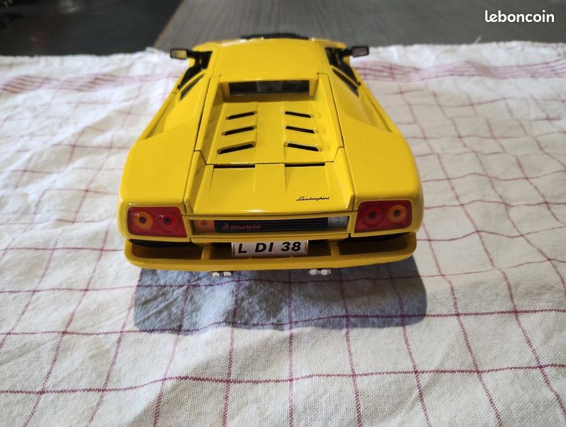 Voiture miniature 1/18 (image 4)