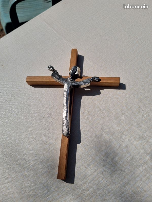 Beau crucifix contemporain (image 12)
