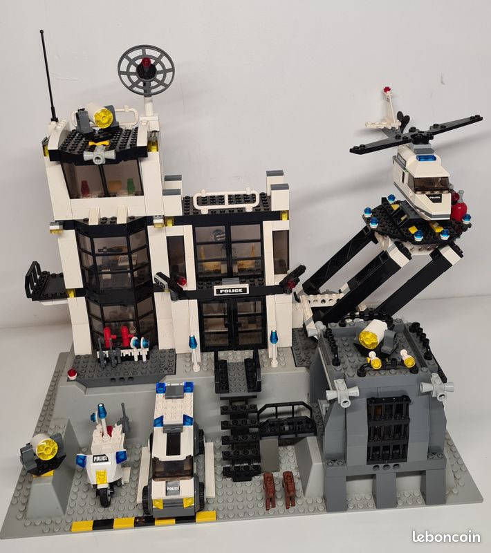 Lego city - Le commissariat de police 7237 (image 1)