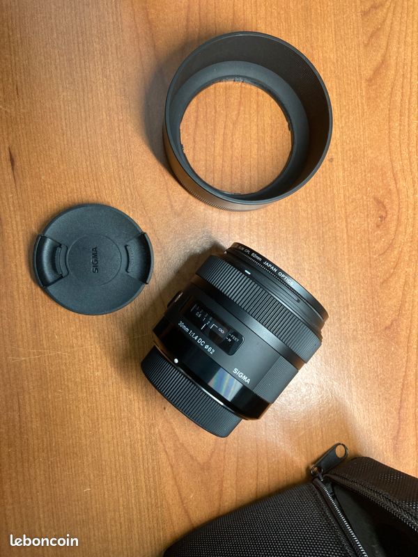 Objectif Sigma 30mm F/1.4 EX DC – Monture Pentax K – Très Bon État – Avec Pare-Soleil