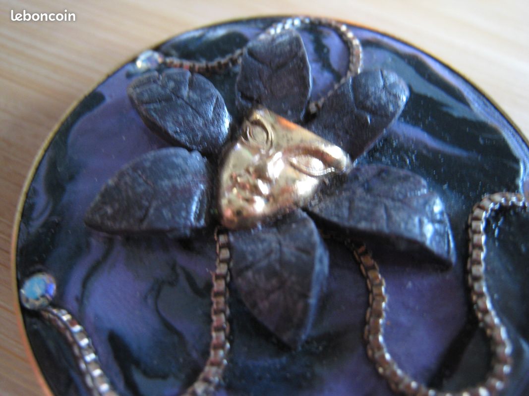 Broche Ancienne Fleur En Résine - Vintage Décoratif - Accessoire Unique Et Charmant