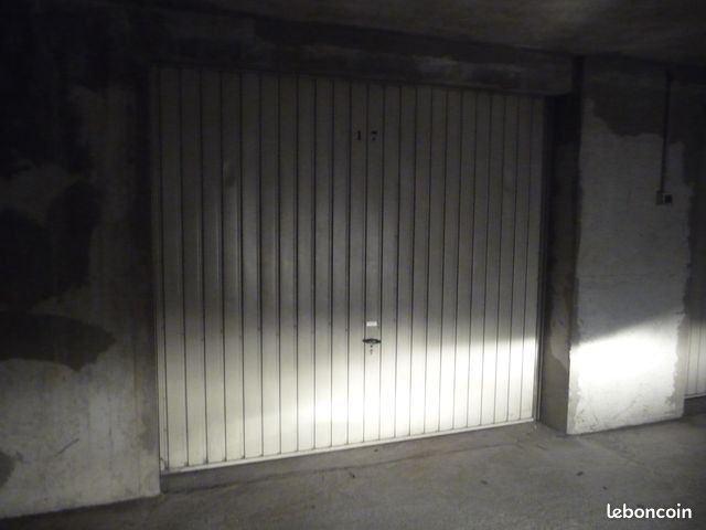 Garage fermé et sécurisé proche mairie Echirolles · à Échirolles · 72 €/mois