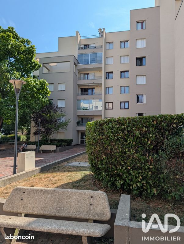 Appartement 3 pièces 75 m² · à Montigny-le-Bretonneux · 75 m² · 240 000 €