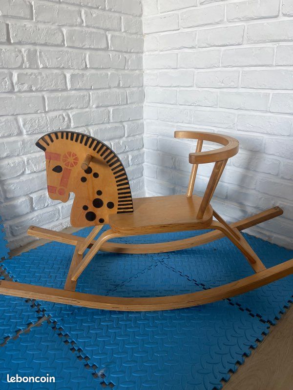 Cheval à bascule en bois (image 1)