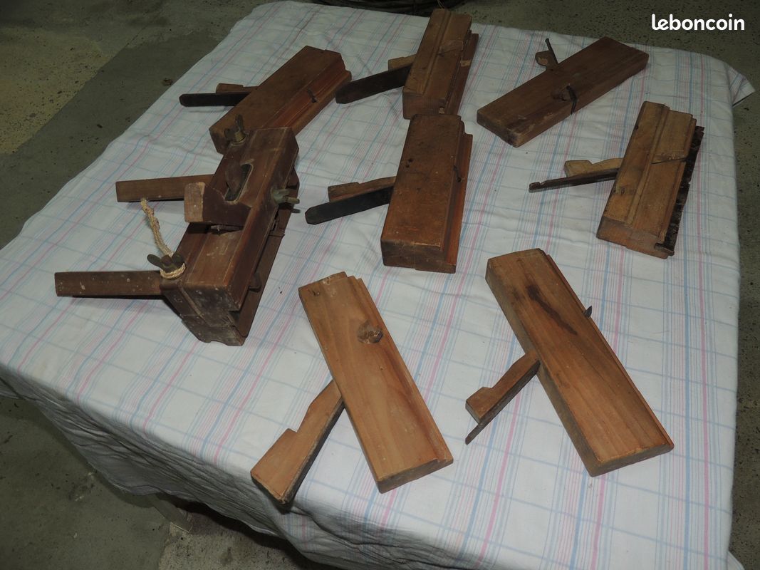 Vieux outils de menuisier en bois (image 2)