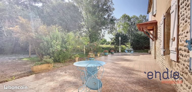 Maison 8 pièces 213 m²