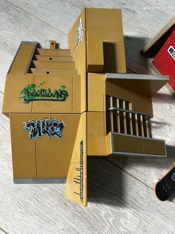 Mini skatepark + rampe escalier + 2 skate doigt (image 1)