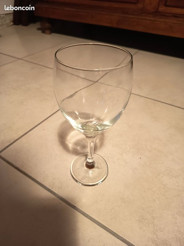 Lot de 6 verres dégustation
En parfait état (ils ont servi une fois ou 2)
Fournis avec leur carton d'emballage.
Remis en main propre (image 3)