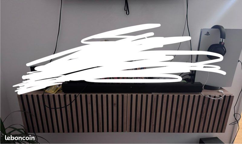 Meuble TV 140 cm en chêne artisan avec façade fraisée et inserts noirs (image 1)