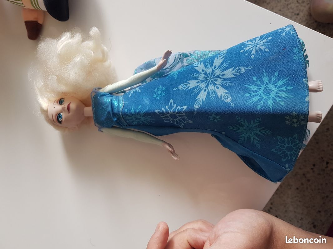 Poupée reine des neiges avec lumière et musique (image 1)